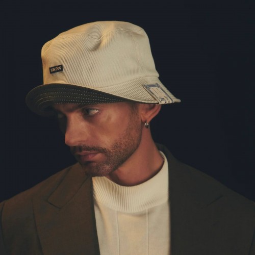 493B02F4-8404-4AC9-B7CC-CABB703A0FD3_1800x1800